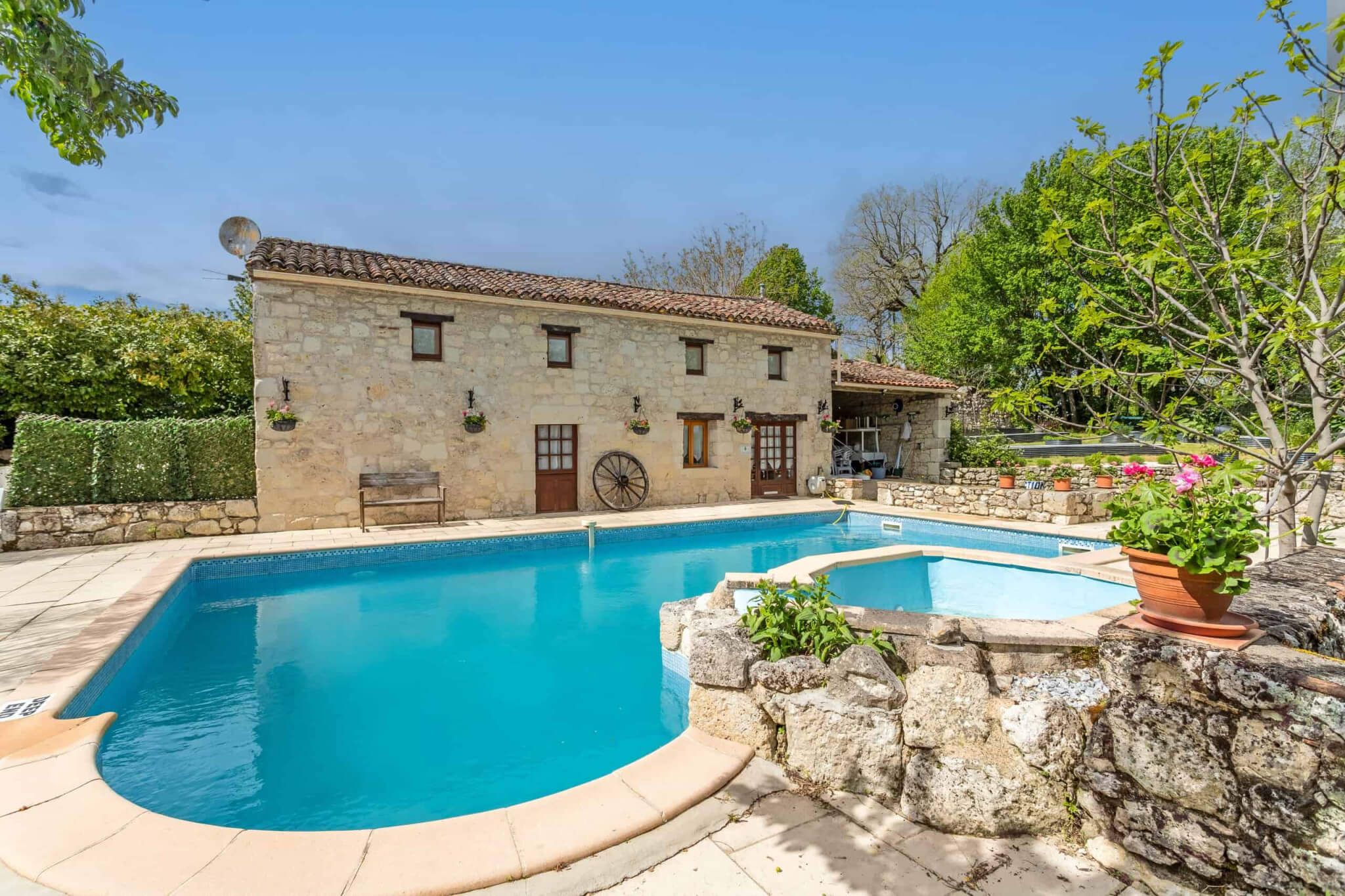 10. Villa in Tayrac, Aveyron €575,000.jpg