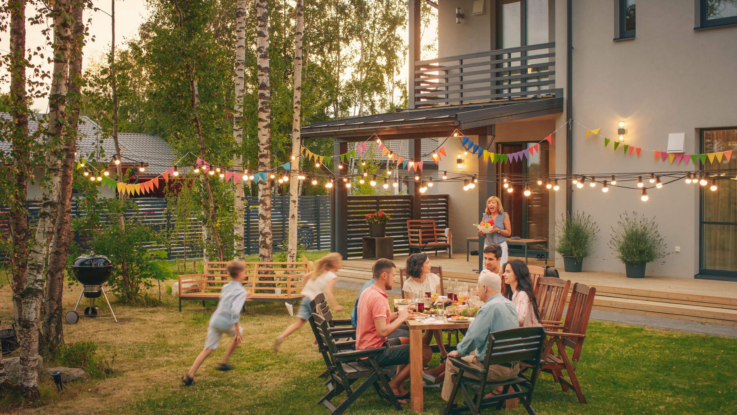 Family eating outside in the garden (1).jpg