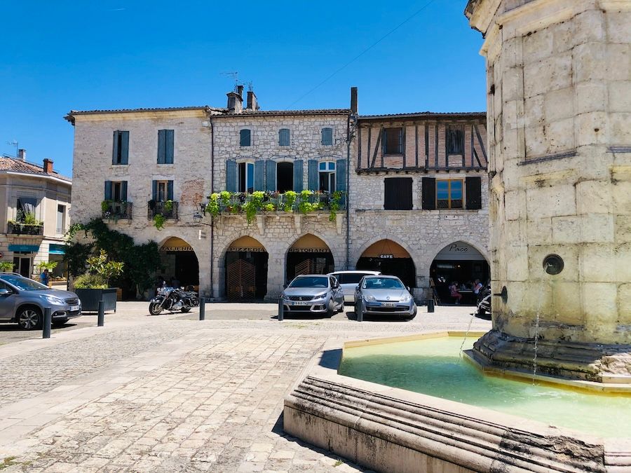 The town square and fountain in the medieval bastide town of Eymet in France.jpg