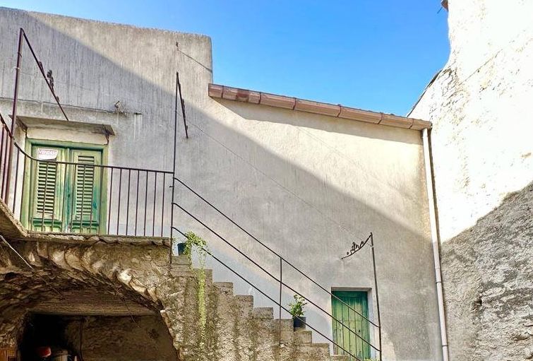 Villa in Giuliana, Palermo €25,000.jpg
